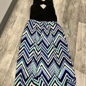 Crystal Doll Size 3 Women’s black blue and white maxi dress with zipper and clip